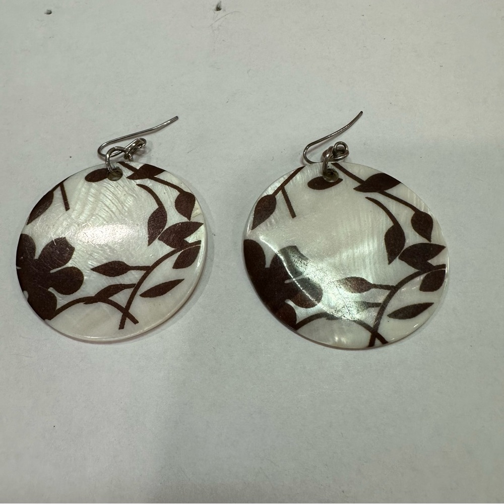Round Leaf Pattern Earrings,shell,boho,artsy